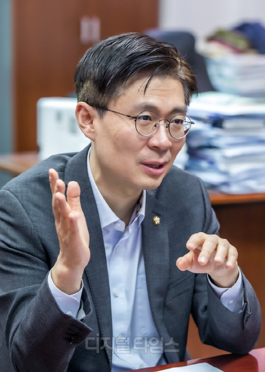 조 의원은 많은 분들이 '군소정당에 있지 말고 호랑이굴에 들어가서 호랑이를 잡아라'라고 하지만 거대정당 밖에서도 스스로  호랑이가 되려 노력하는 정치인이 되고 싶다고 말했다. <박동욱 기자 fufus@>